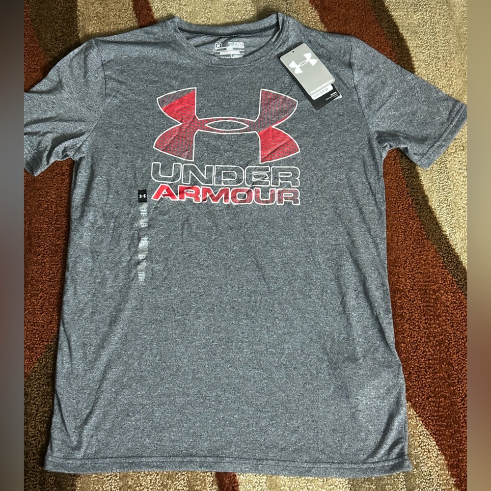 Under Armour Boys Gray & Red Short Sleeve Heat Gear Loose Fit Logo Tee XL NWT